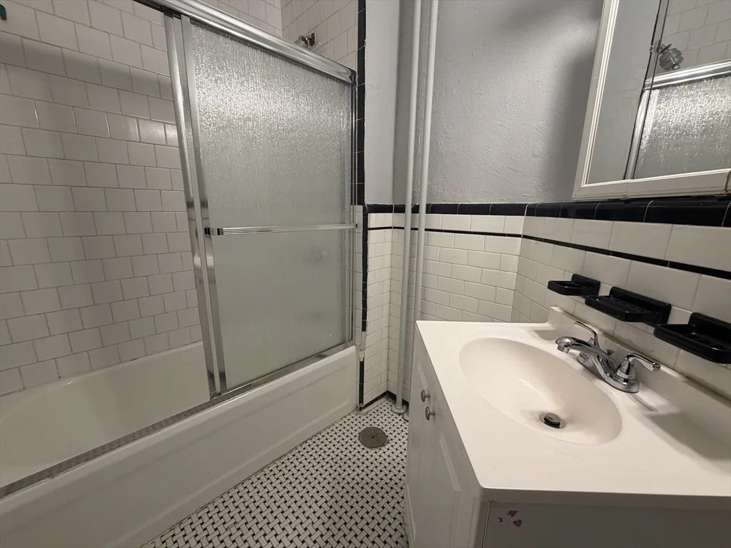 5 bed, 2 bath apartment for rent at 11 Park St Unit 6, Coolidge Corner — photo 21 of 21