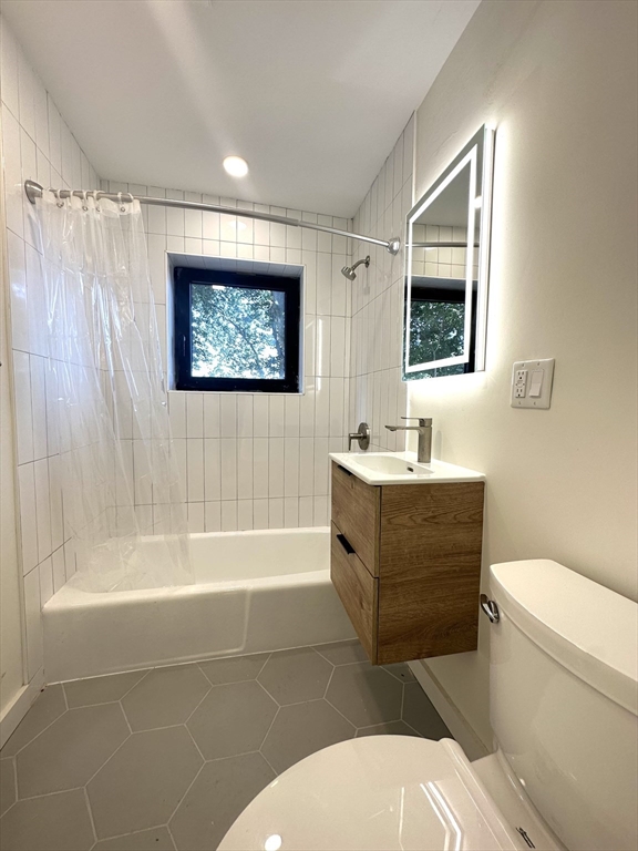 2 bed, 1 bath apartment for rent at 11 Parker Hill Ave Unit 1A, Mission Hill — photo 2 of 4
