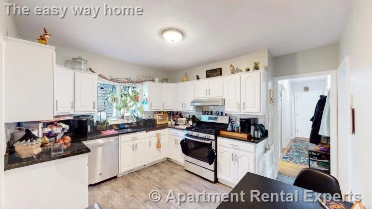 3 bed, 1 bath apartment for rent at 11 Partridge Ave Unit 3, Magoun Square — photo 2 of 7