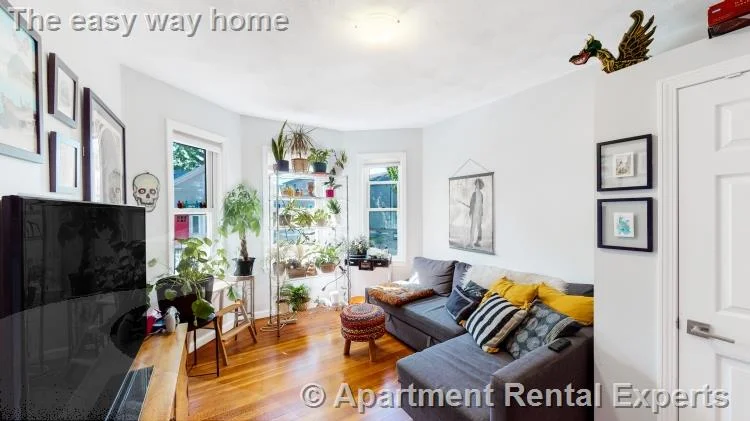 3 bed, 1 bath apartment for rent at 11 Partridge Ave Unit 3, Magoun Square — photo 4 of 7