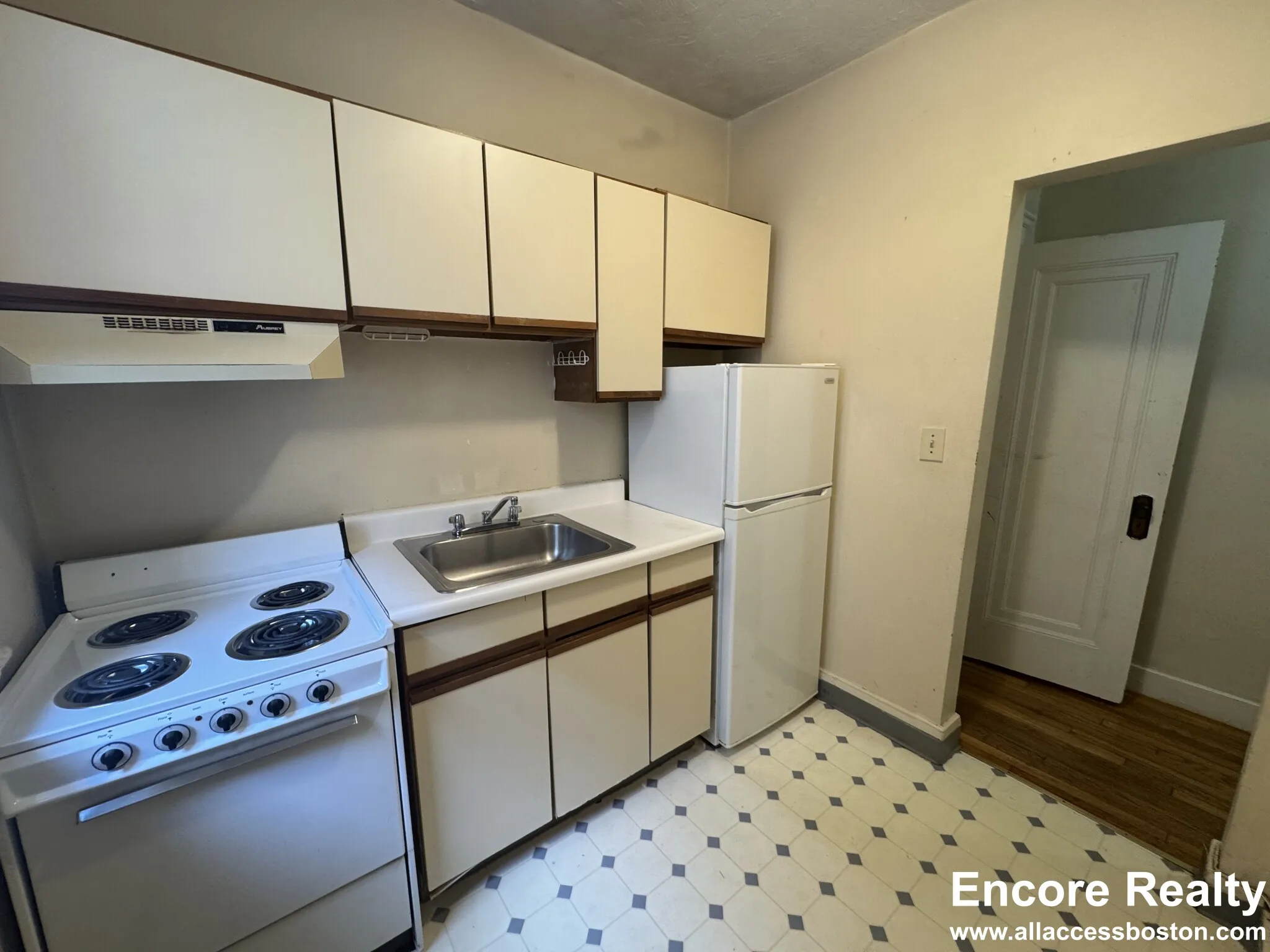 Studio bed, 1 bath apartment for rent at 11 Peterborough St Unit 13, Fenway — photo 4 of 8