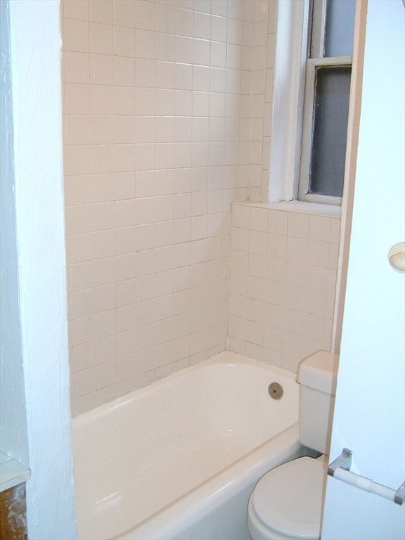 2 bed, 1 bath apartment for rent at 11 Phillips St Unit 7, Beacon Hill — photo 8 of 23