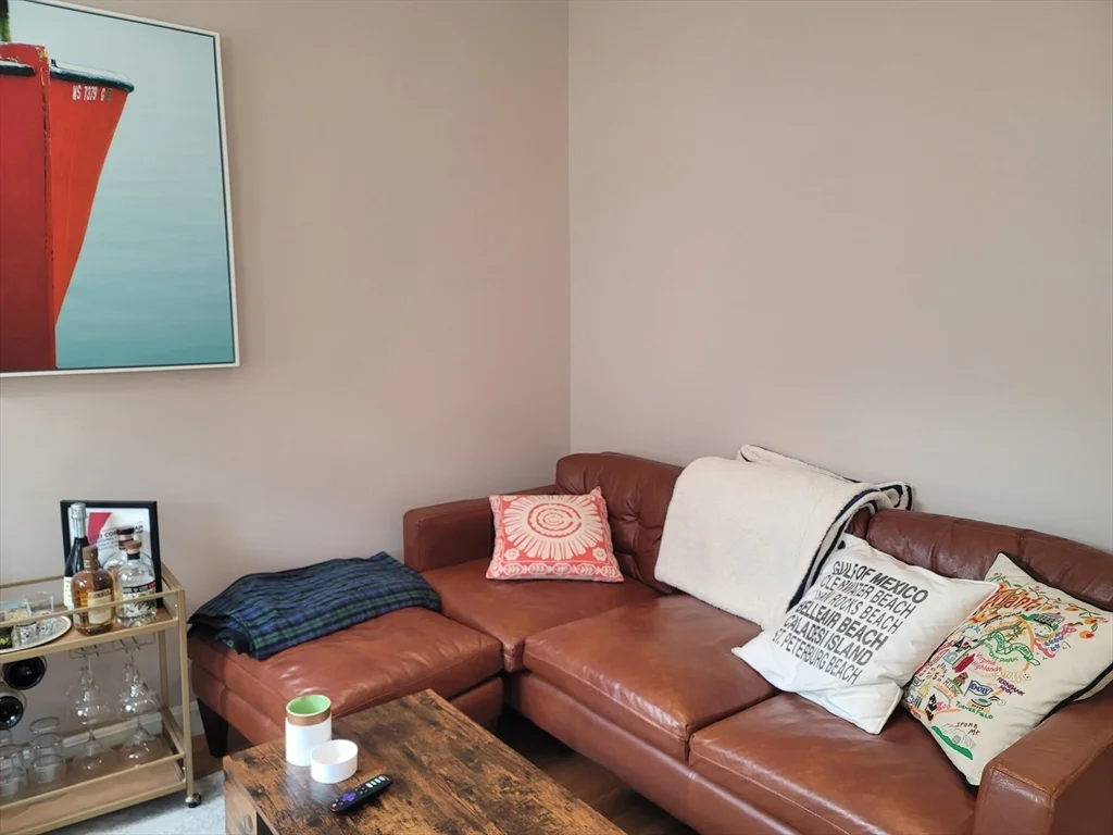 2 bed, 1 bath apartment for rent at 11 Phillips Unit 8, Beacon Hill — photo 4 of 14
