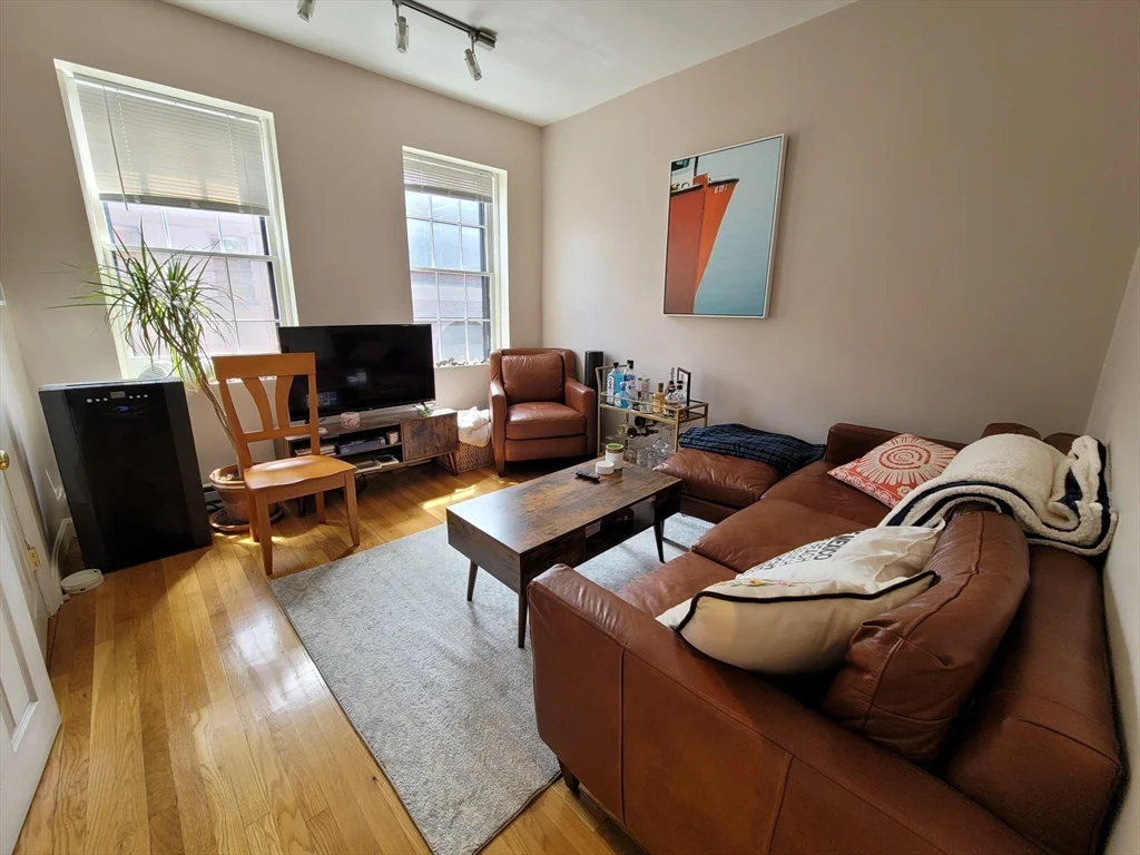 2 bed, 1 bath apartment for rent at 11 Phillips Unit 8, Beacon Hill — photo 3 of 14