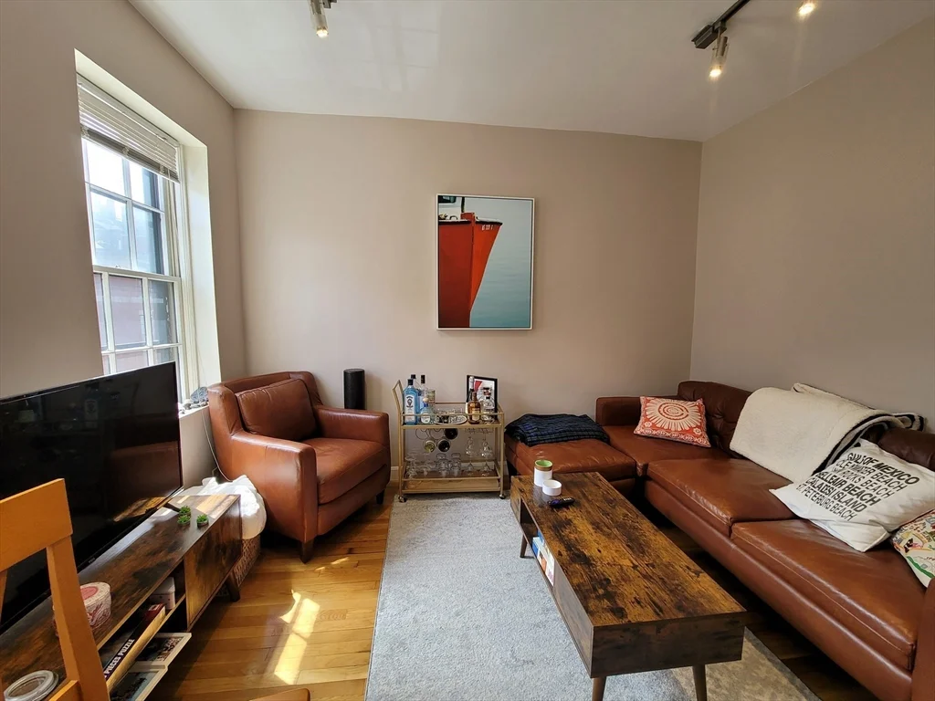 2 bed, 1 bath apartment for rent at 11 Phillips Unit 8, Beacon Hill — photo 2 of 14