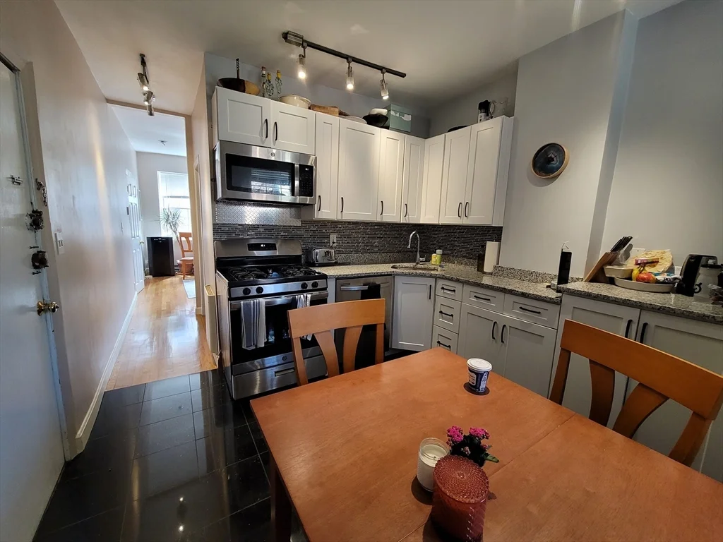 2 bed, 1 bath apartment for rent at 11 Phillips Unit 8, Beacon Hill — photo 1 of 14