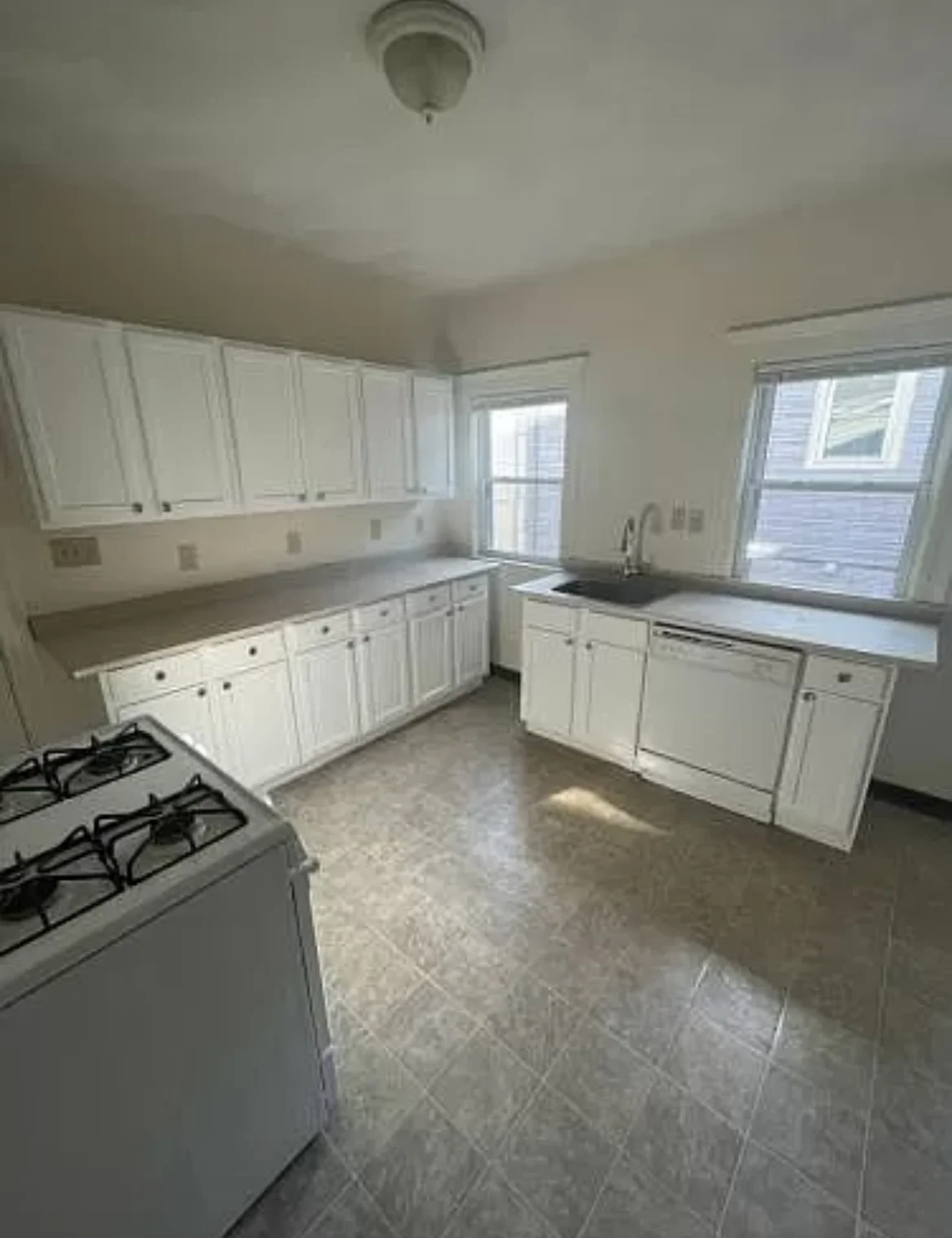 4 bed, 1 bath apartment for rent at 11 Pinkham Rd Unit 2, Medford — photo 4 of 28