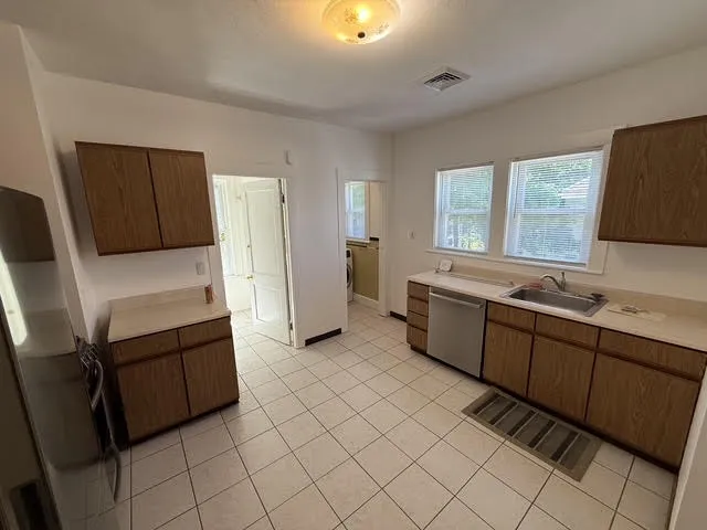 2.5 bed, 1 bath apartment for rent at 11 Playstead Rd Unit 2, Newton Corner — photo 8 of 19
