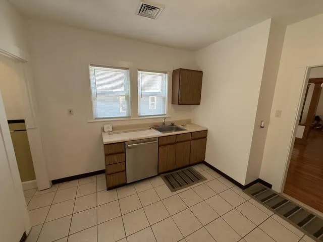 2.5 bed, 1 bath apartment for rent at 11 Playstead Rd Unit 2, Newton Corner — photo 9 of 19