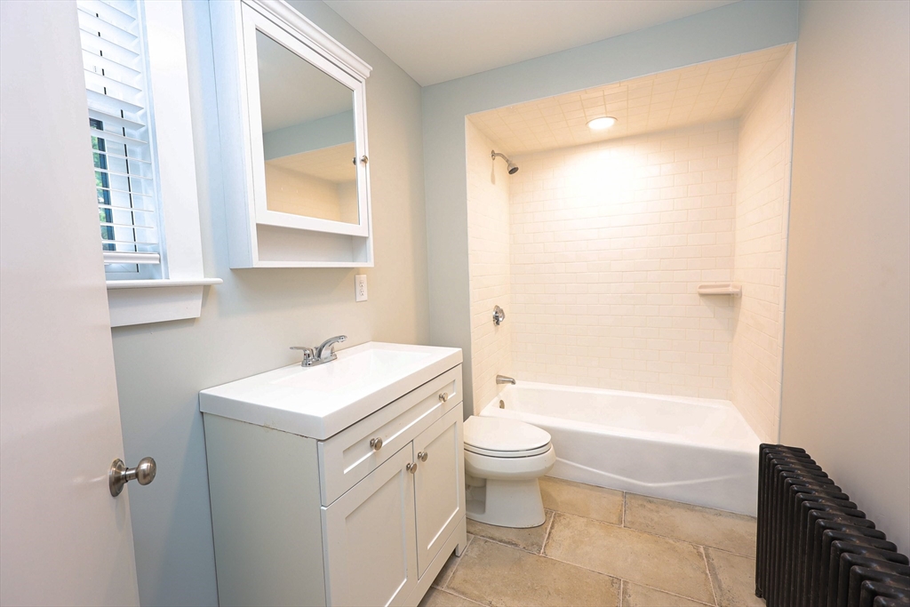1 bed, 1 bath apartment for rent at 11 Pond St Unit 1, Weymouth — photo 7 of 23