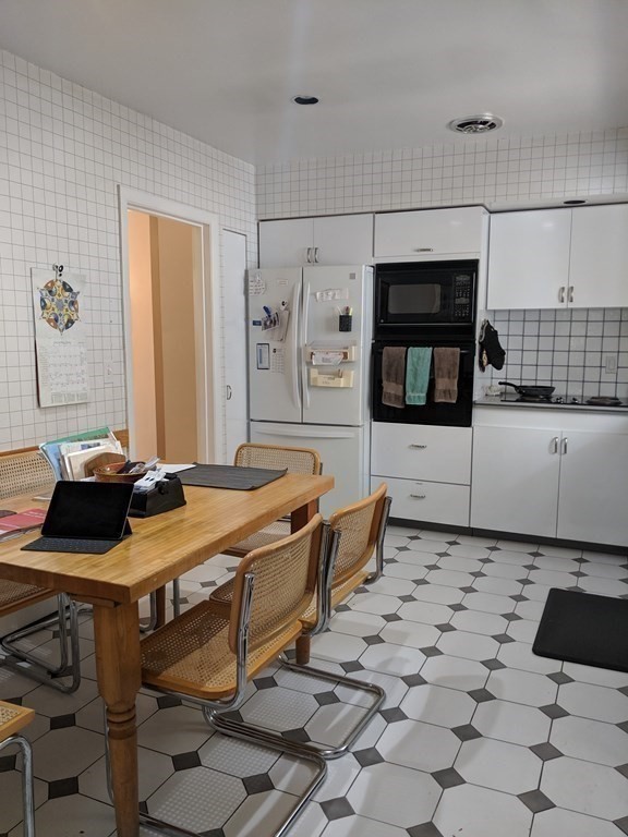 4 bed, 3 bath apartment for rent at 11 Renee Ter, Newton — photo 5 of 20
