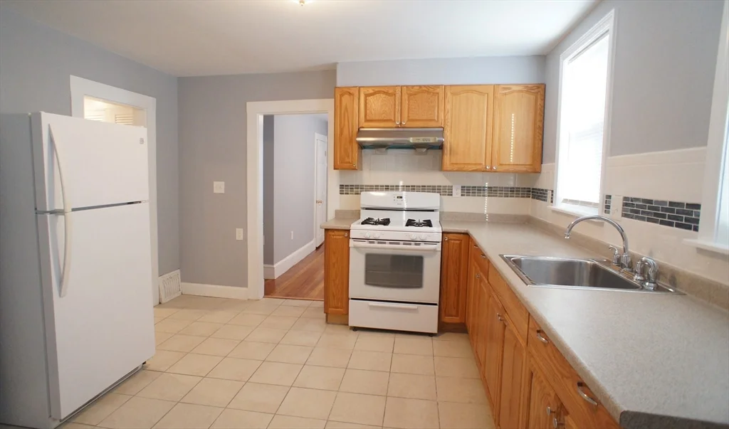 2 bed, 1 bath apartment for rent at 11 Ring Ave Unit 1, Quincy — photo 3 of 10