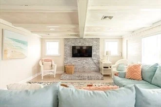 3 bed, 1 bath apartment for rent at 11 Rockport Rd, Gloucester — photo 4 of 10