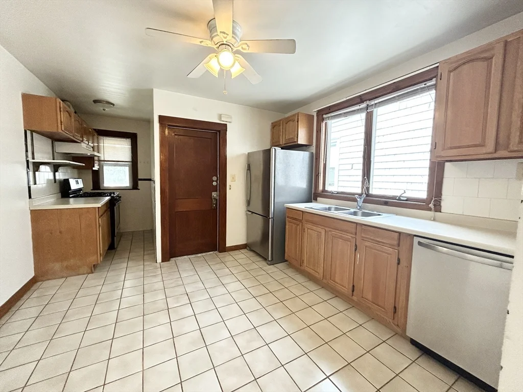 3 bed, 1 bath apartment for rent at 11 Romsey St Unit 3, Dorchester — photo 1 of 7