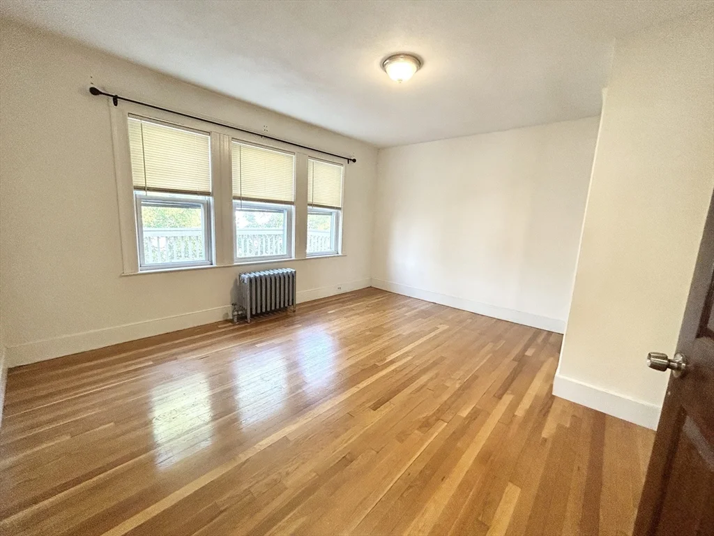 3 bed, 1 bath apartment for rent at 11 Romsey St Unit 3, Dorchester — photo 4 of 7