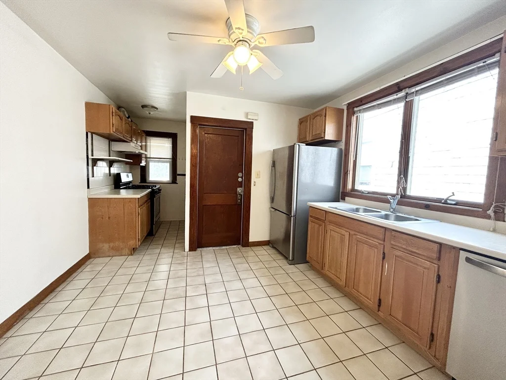 3 bed, 1 bath apartment for rent at 11 Romsey St Unit 3, Dorchester — photo 2 of 7