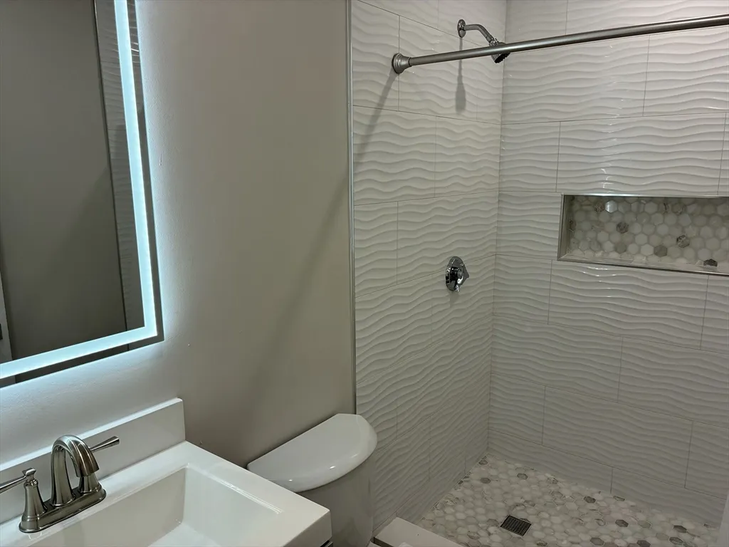 3 bed, 1 bath apartment for rent at 11 Romsey Unit 2, Dorchester — photo 4 of 11