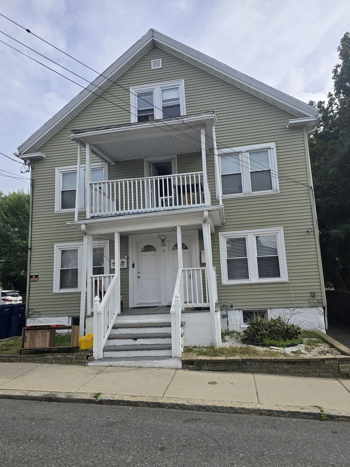 4 bed, 1 bath apartment for rent at 11 Ropes St Unit 1, Salem — photo 1 of 12