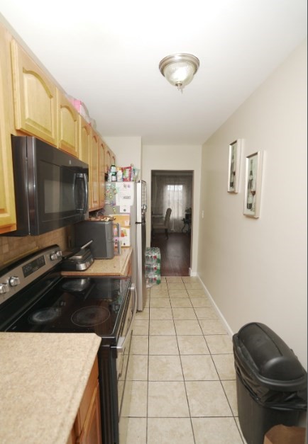 4 bed, 1 bath apartment for rent at 11 Ropes St Unit 2, Salem — photo 2 of 3
