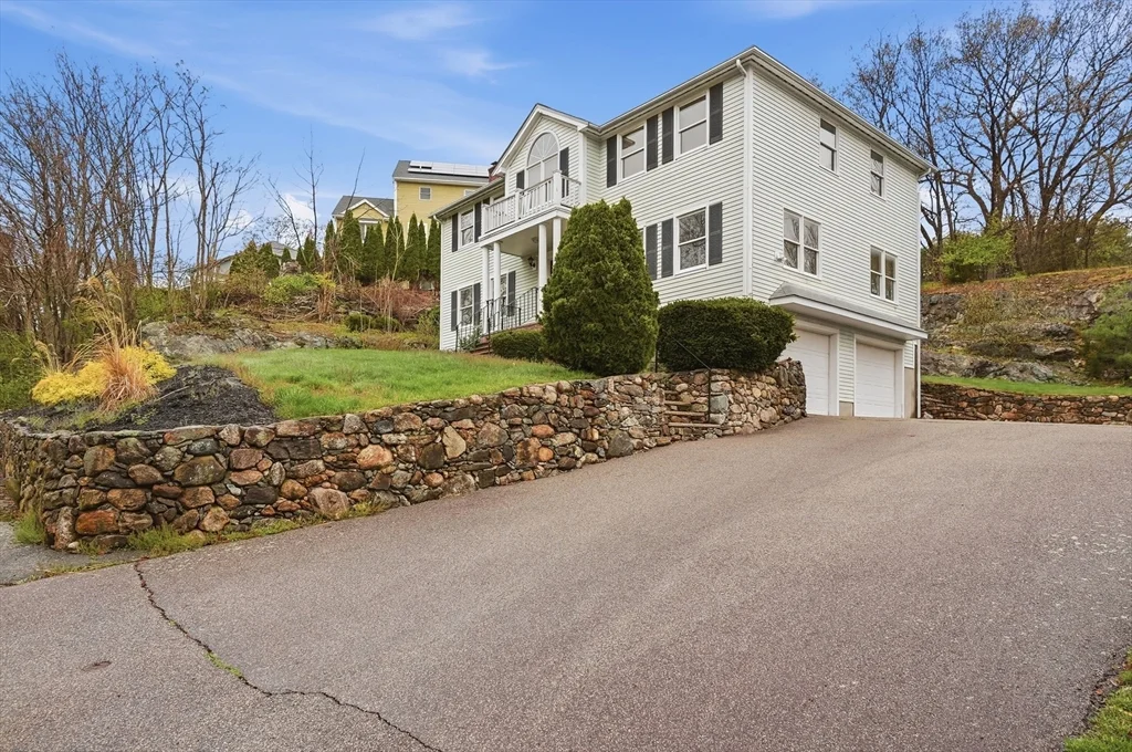 4 bed, 2 bath apartment for rent at 11 Roseanna Park Dr, Waltham — photo 4 of 37