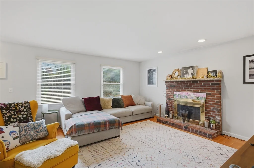 4 bed, 2 bath apartment for rent at 11 Roseanna Park Dr, Waltham — photo 6 of 37