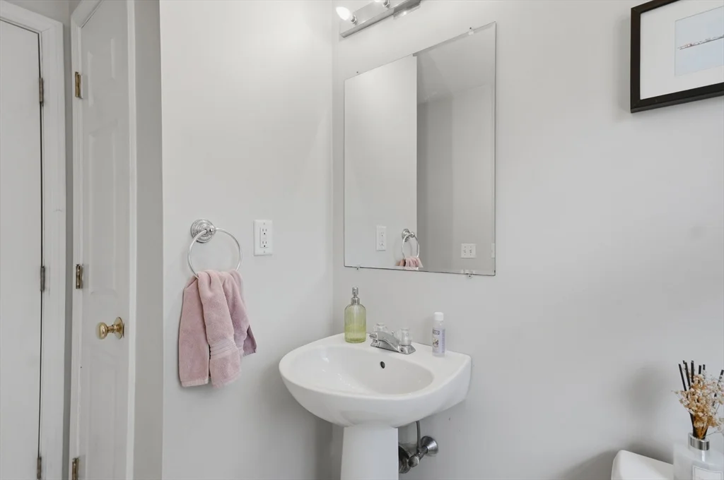 4 bed, 2 bath apartment for rent at 11 Roseanna Park Dr, Waltham — photo 31 of 37