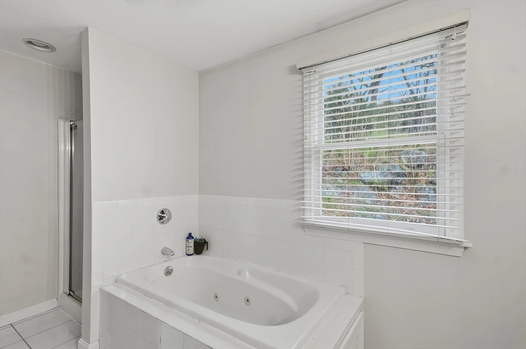 4 bed, 2 bath apartment for rent at 11 Roseanna Park Dr, Waltham — photo 33 of 37