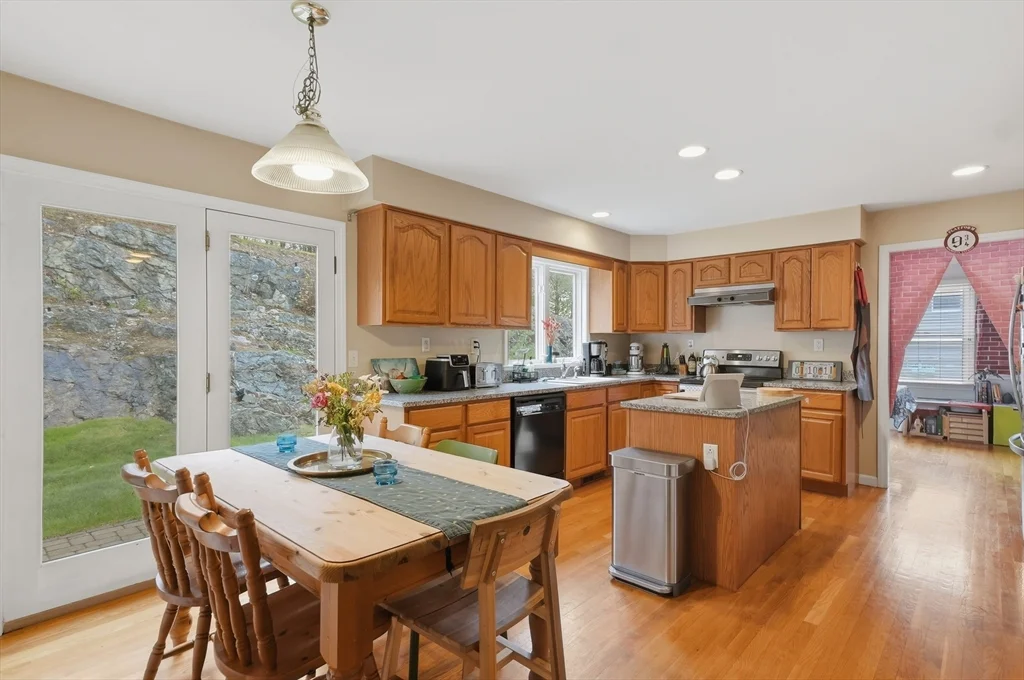 4 bed, 2 bath apartment for rent at 11 Roseanna Park Dr, Waltham — photo 12 of 37