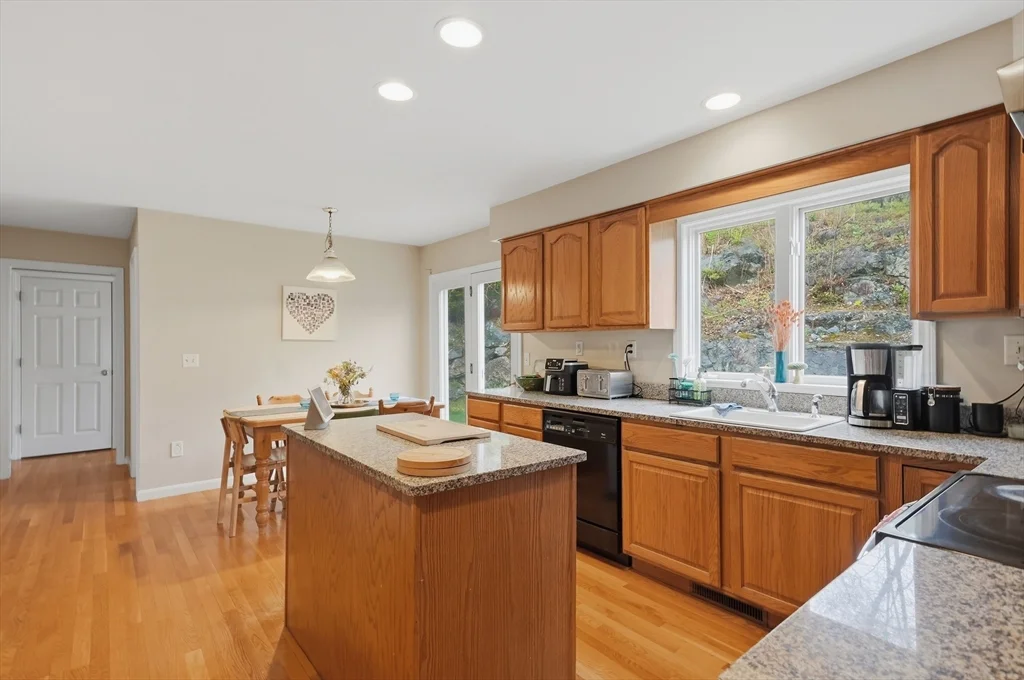 4 bed, 2 bath apartment for rent at 11 Roseanna Park Dr, Waltham — photo 10 of 37