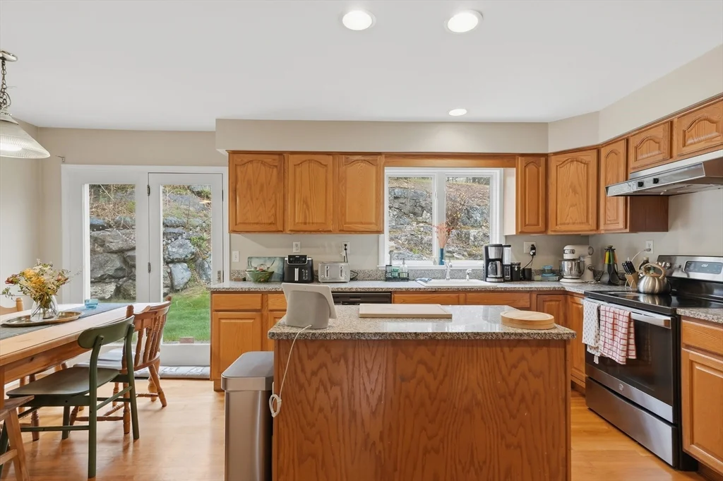 4 bed, 2 bath apartment for rent at 11 Roseanna Park Dr, Waltham — photo 11 of 37