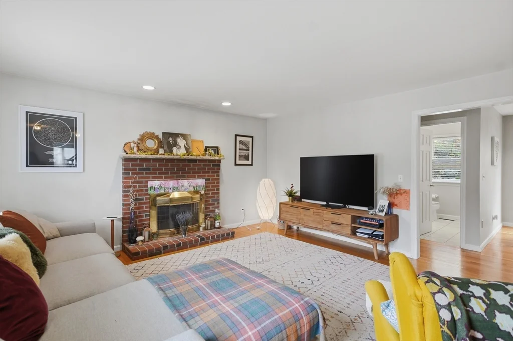 4 bed, 2 bath apartment for rent at 11 Roseanna Park Dr, Waltham — photo 7 of 37