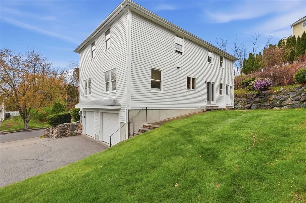 4 bed, 2 bath apartment for rent at 11 Roseanna Park Dr, Waltham — photo 3 of 37