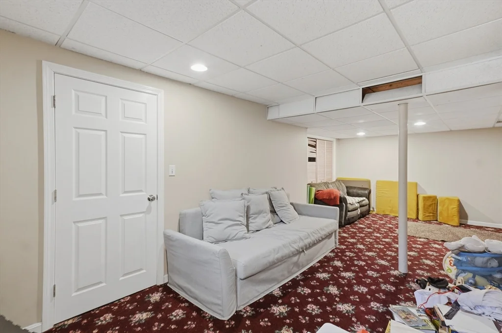 4 bed, 2 bath apartment for rent at 11 Roseanna Park Dr, Waltham — photo 35 of 37