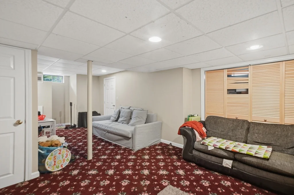 4 bed, 2 bath apartment for rent at 11 Roseanna Park Dr, Waltham — photo 36 of 37