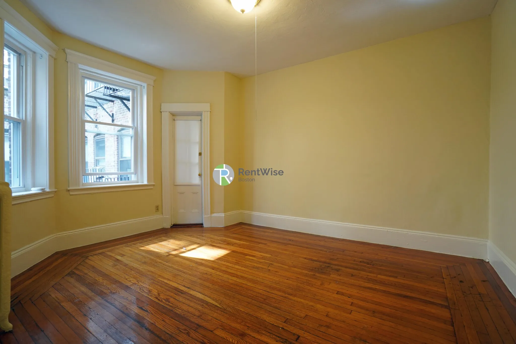 Studio bed, 1 bath apartment for rent at 11 Royce Rd Unit 12, Brighton — photo 4 of 12