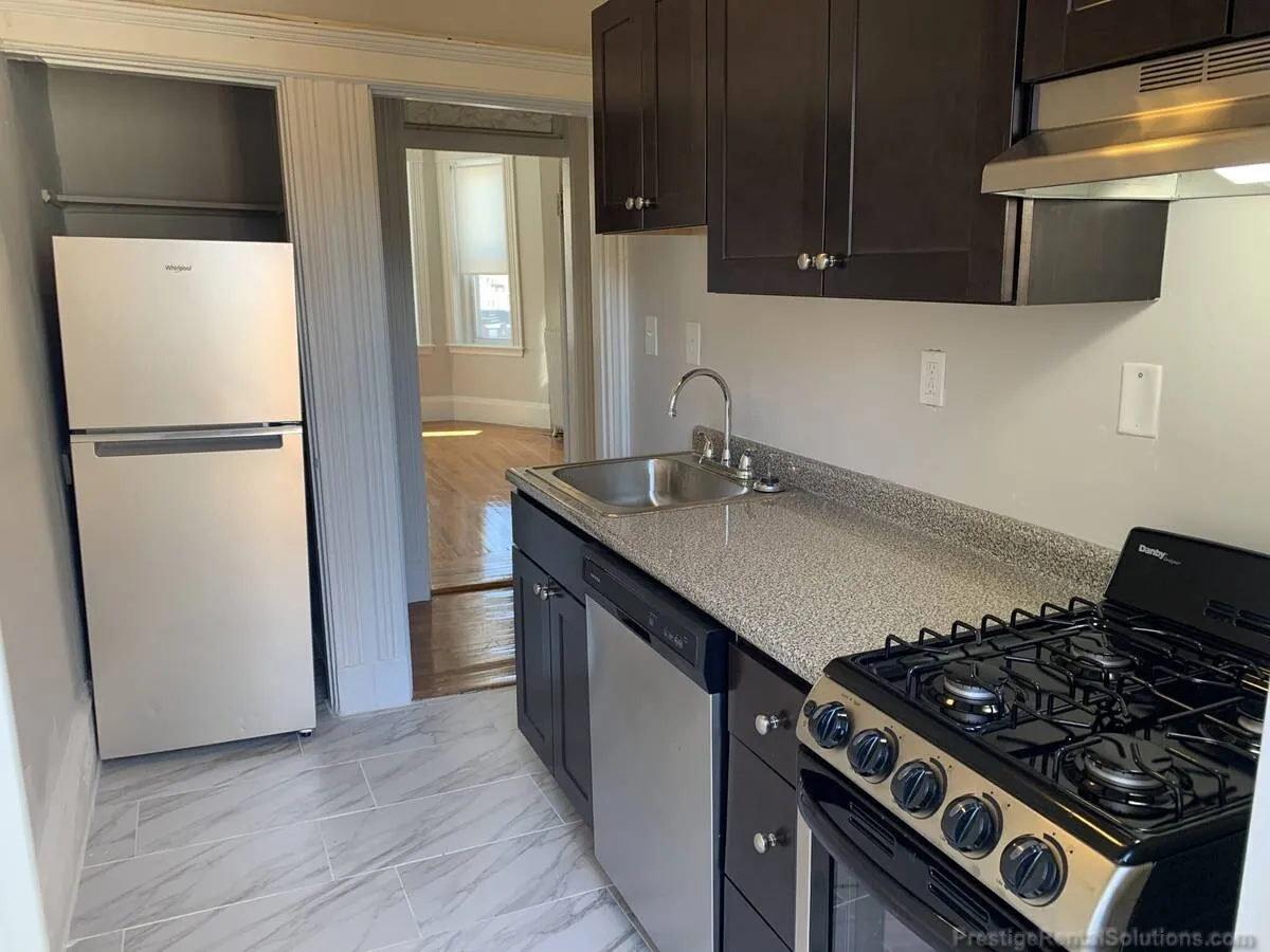 Studio bed, 1 bath apartment for rent at 11 Royce Rd Unit 4, Brighton — photo 1 of 8