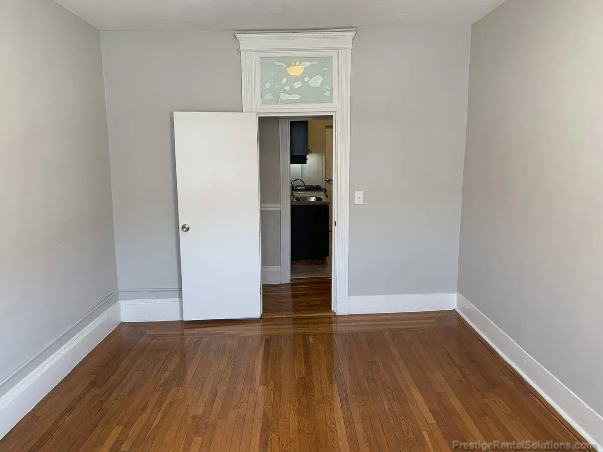 Studio bed, 1 bath apartment for rent at 11 Royce Rd Unit 4, Brighton — photo 5 of 8