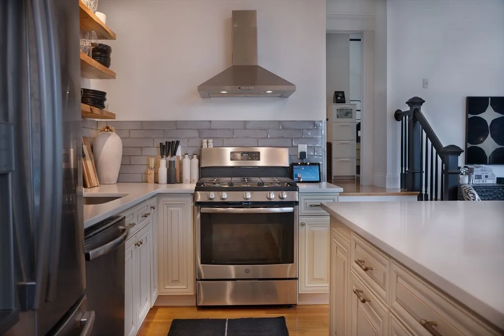 3 bed, 2 bath apartment for rent at 11 S Mason St Unit 2, Salem — photo 8 of 25