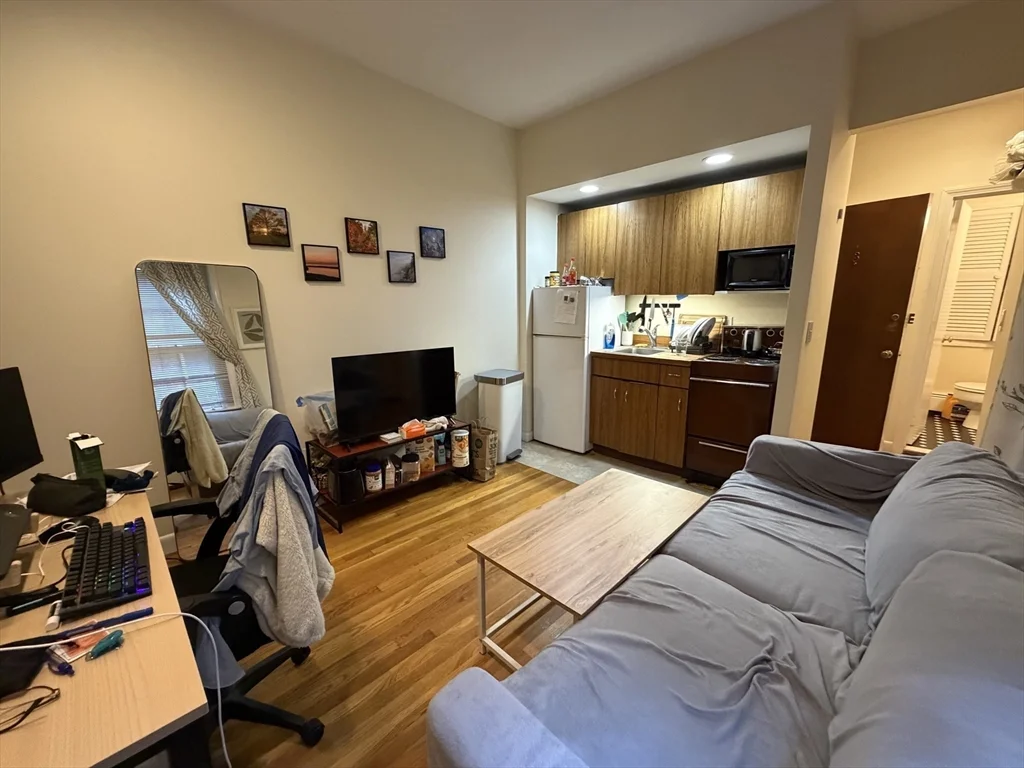 1 bed, 1 bath apartment for rent at 11 S Russell St Unit 3, Beacon Hill — photo 3 of 10