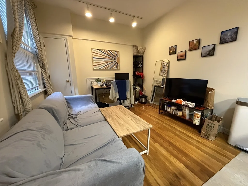 1 bed, 1 bath apartment for rent at 11 S Russell St Unit 3, Beacon Hill — photo 4 of 10