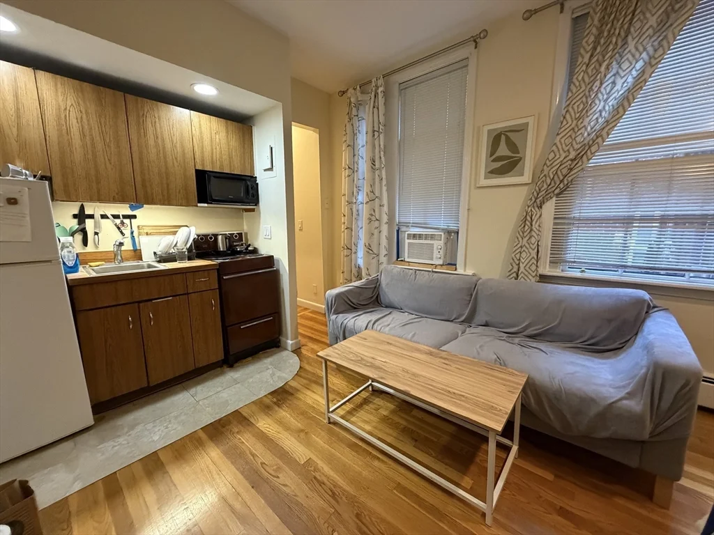 1 bed, 1 bath apartment for rent at 11 S Russell St Unit 3, Beacon Hill — photo 2 of 10