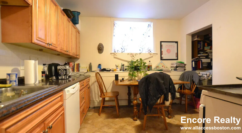 1 bed, 1 bath apartment for rent at 11 Saint Lukes Rd Unit B, Brighton — photo 2 of 6