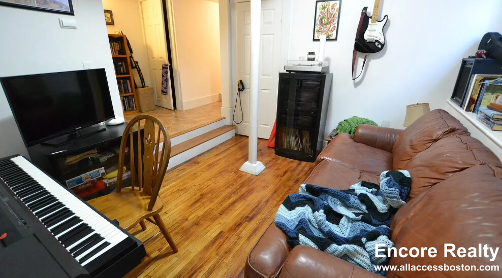 1 bed, 1 bath apartment for rent at 11 Saint Lukes Rd Unit B, Brighton — photo 3 of 6