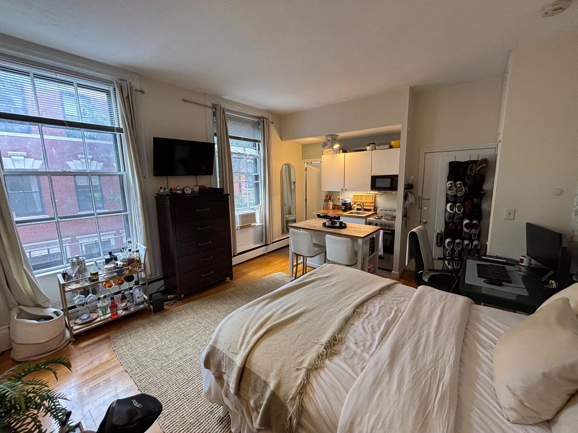 Studio bed, 1 bath apartment for rent at 11 S Russell St Unit 2, Beacon Hill — photo 3 of 6