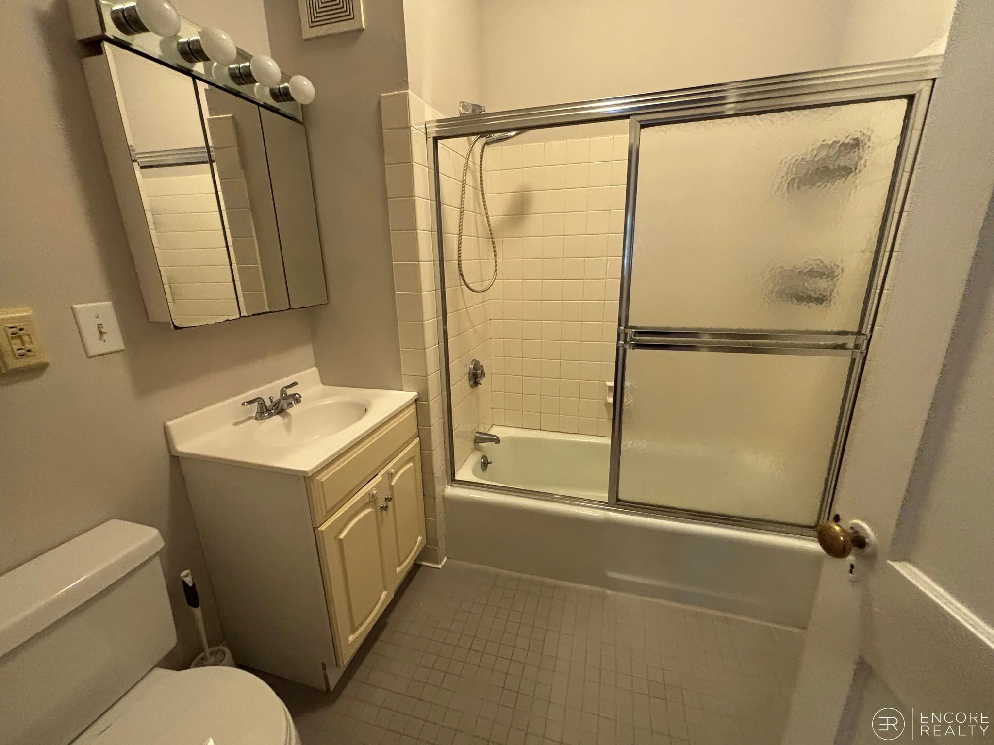2 bed, 1 bath apartment for rent at 11 Stearns Rd Unit 1, Coolidge Corner — photo 8 of 11