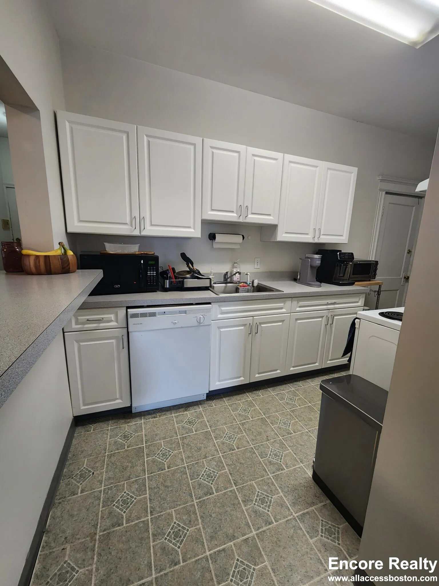 3 bed, 1.5 bath apartment for rent at 11 Stearns Rd Unit 4, Coolidge Corner — photo 6 of 22