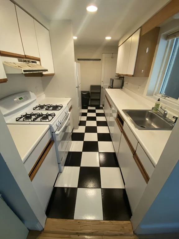 4 bed, 2 bath apartment for rent at 11 Story Unit 4, West Cambridge — photo 1 of 9