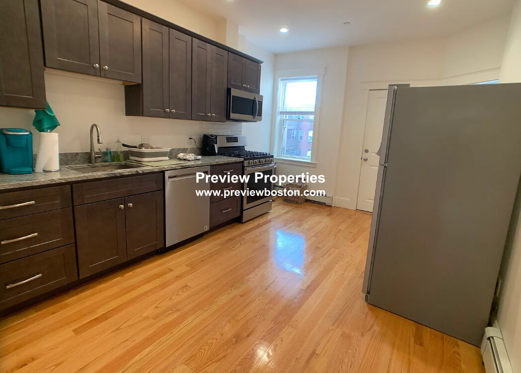 3 bed, 1 bath apartment for rent at 11 Strathmore Rd Unit 3, Brookline — photo 4 of 14