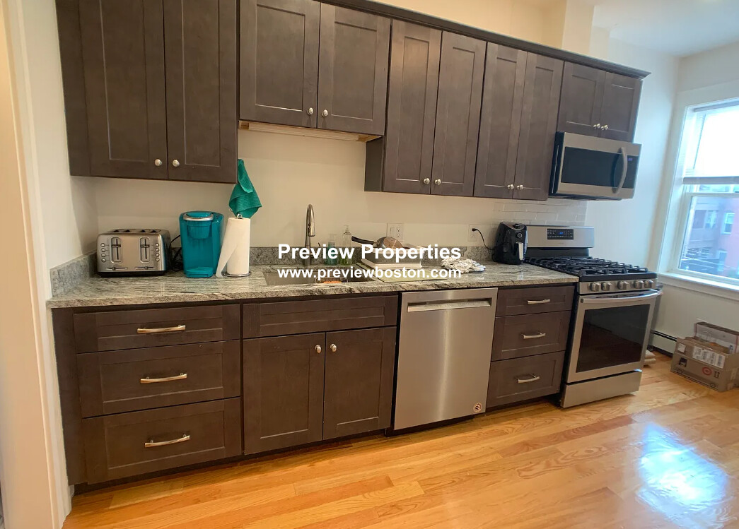 3 bed, 1 bath apartment for rent at 11 Strathmore Rd Unit 3, Brookline — photo 3 of 14