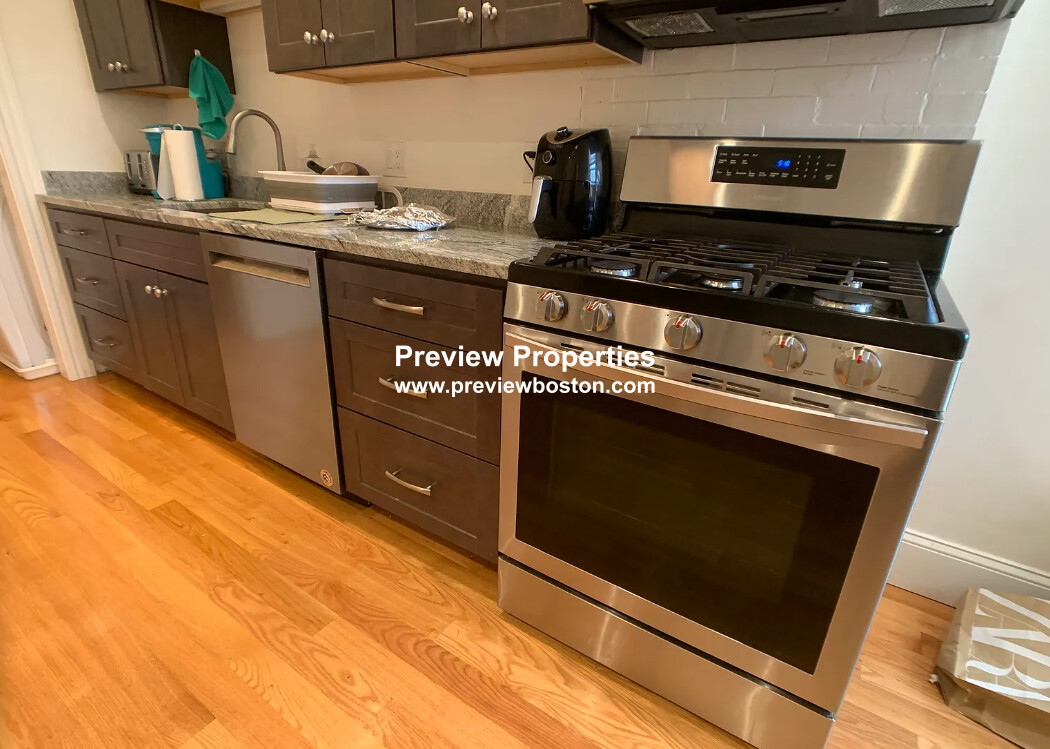 3 bed, 1 bath apartment for rent at 11 Strathmore Rd Unit 3, Brookline — photo 2 of 14